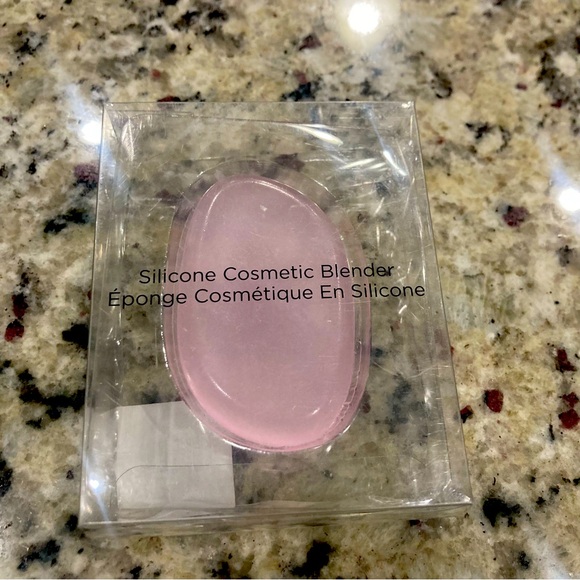 New Silicone Cosmetic Blender in pink. Box is sealed - Picture 1 of 3